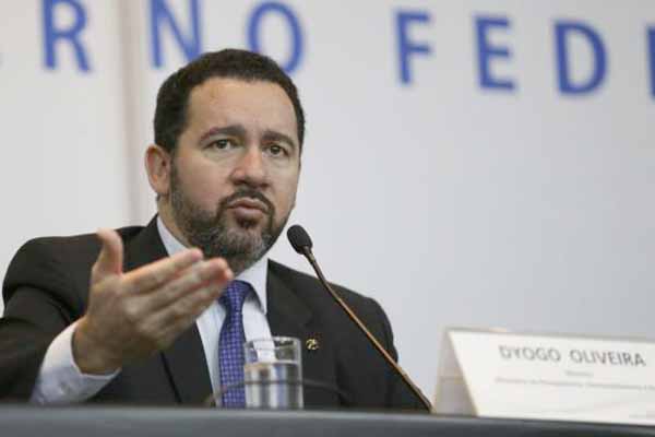 Ministro diz que são falsas notícias de que salário mínimo será reduzido