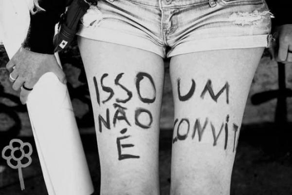 Um terço da população brasileira responsabiliza a mulher pelo estupro
