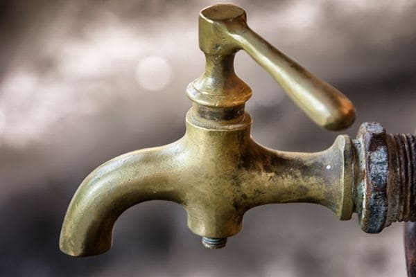 Manutenção em rede deixa três bairros sem água