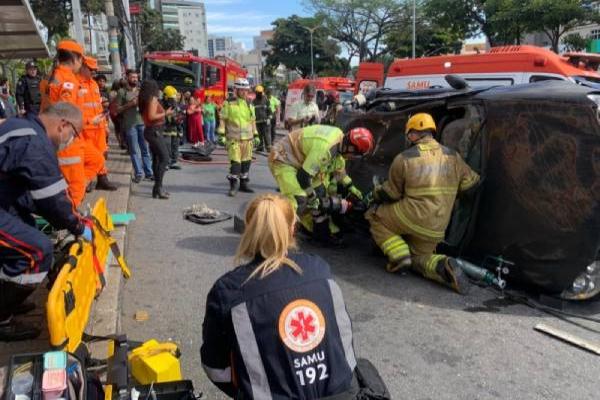 Simulação de acidente com vítimas chama atenção para segurança no trânsito 