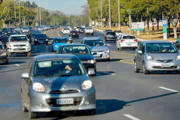 Multa para farol apagado durante o dia em rodovias federais volta a ser cobrada