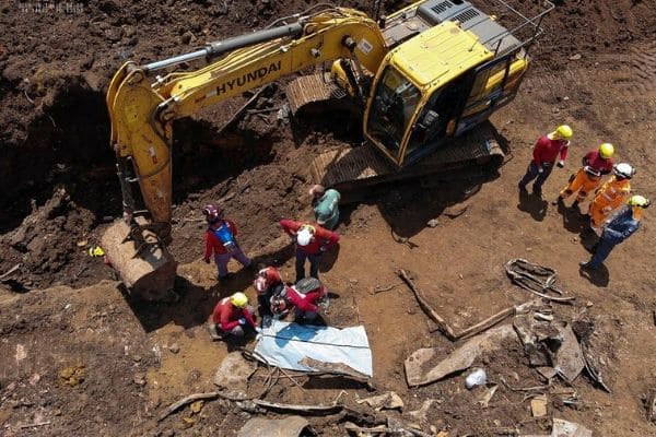 Bombeiros encontram mais um corpo de vítima da tragédia em Brumadinho