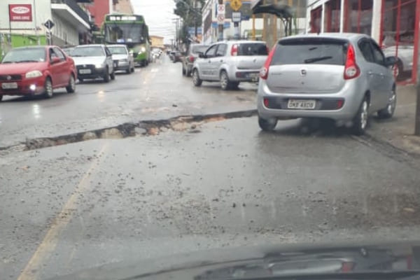 Obra inacabada dificulta o trânsito no bairro Amazonas
