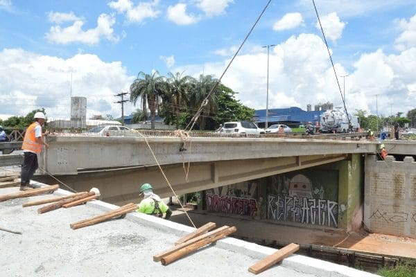 Vigas de viaduto do Complexo Viário do Beatriz estão sendo içadas