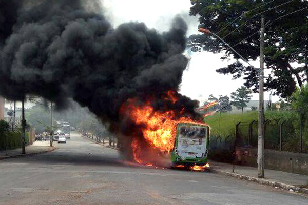Incêndio destrói ônibus no bairro Novo Riacho