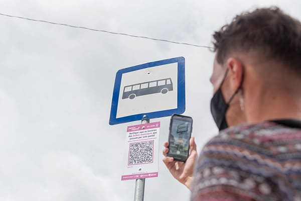Pontos de ônibus de Contagem recebem QR Codes com informações em tempo real