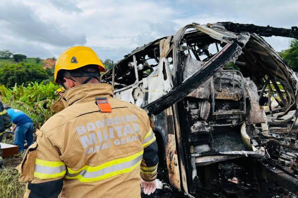 Acidente com ônibus deixa dezenas de mortos em Teófilo Otoni