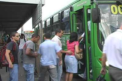 Rodoviários mantêm greve e sindicatos são multados em R$2 milhões