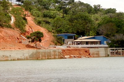Construções irregulares avançam na Várzea das Flores.