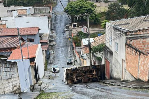 Caminhonete capota em rua ingrime e escorregadia