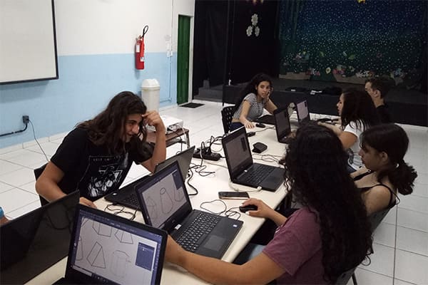 Cursos gratuitos de robótica, artes visuais e fotografia em Contagem