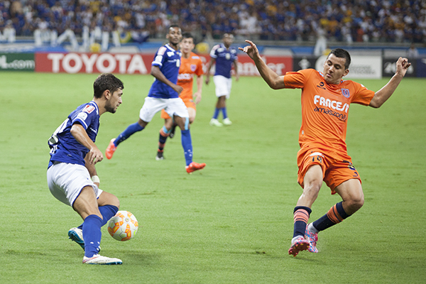 Cruzeiro volta a vencer em casa