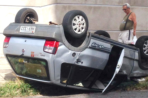 Carro capota e fica de rodas para cima em Contagem