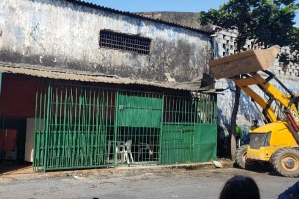 Trailer abandonado é removido no bairro Industrial