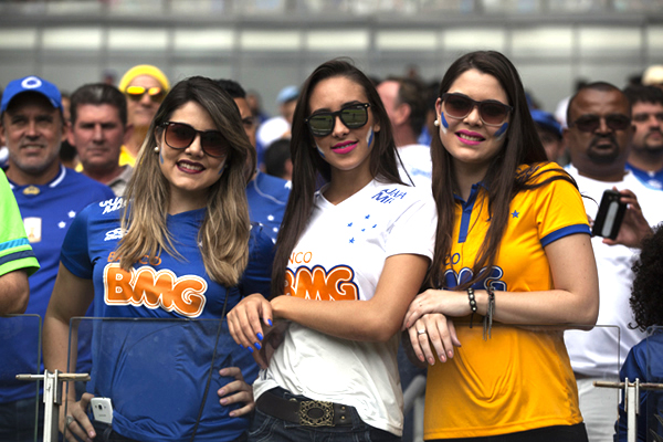 Torcida bonita perde para jogo feio