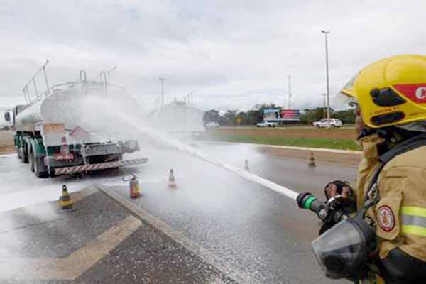 Simulação de acidente interdita pista marginal da BR-040, em Contagem