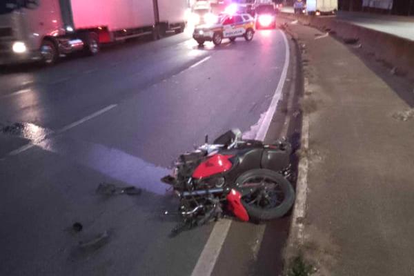 Acidente de moto deixa homem morto e interdita Via Expressa em Contagem