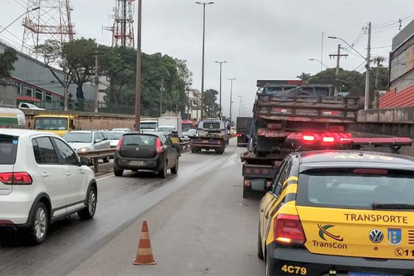 Acidentes causam engarrafamentos em trincheira de Contagem