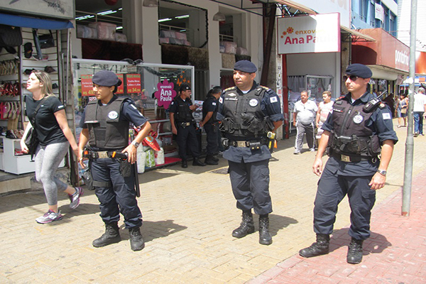 Guardas municipais armados participam de operação natalina em Contagem