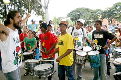 Encontro na Praça reuniu jovens participantes de programas sociais.