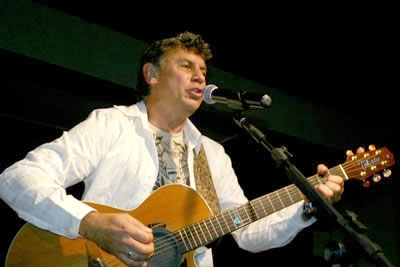 Flávio Venturine embala a noite da Sociedade Hípica.