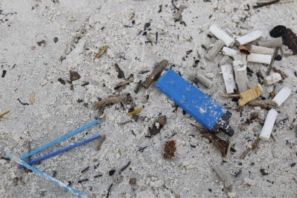 Bitucas de cigarro são a maior parte do lixo em praias brasileiras