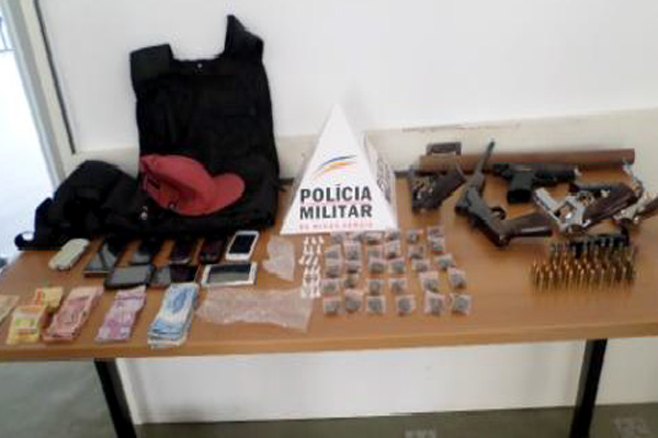 Cinco armas e drogas são apreendidas em Nova Contagem