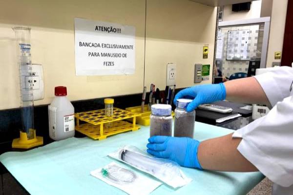 Hospital da UFMG busca doadores de fezes para tratamento inovador