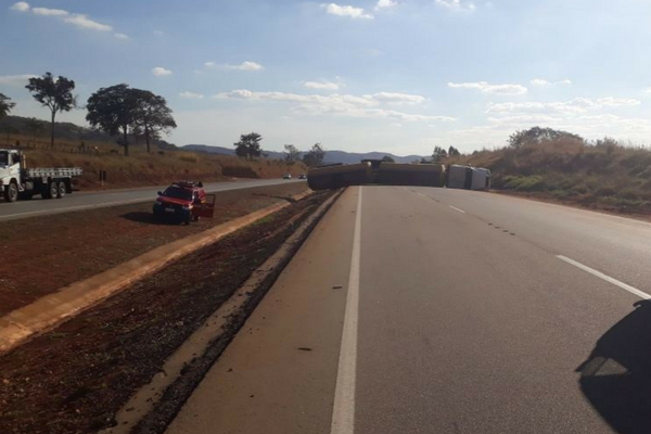 Carreta bitrem tomba na BR-262, em Florestal