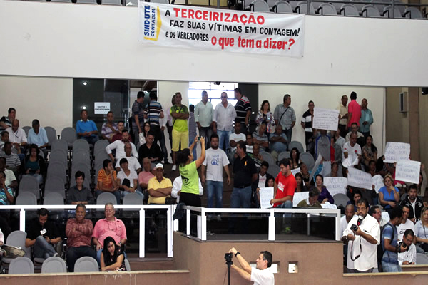 Em Contagem, trabalhadores terceirizados dizem que foram enganados 
