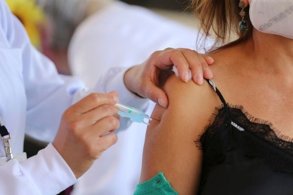 Contagem restringe segunda dose de pessoas que receberam a primeira em outros municípios 