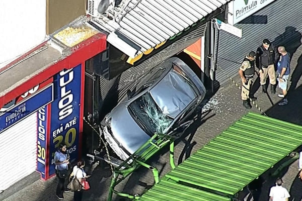 Porta de loja é destruída após capotamento de veículo
