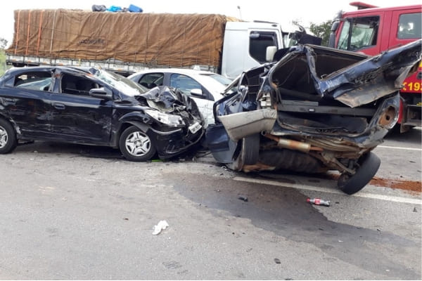 Acidente com 13 veículos deixa quatro feridos na BR-381