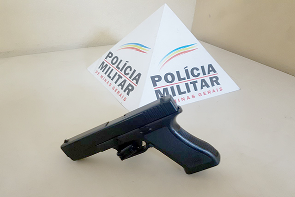 Réplica de arma é apreendida com suspeitos em carro roubado
