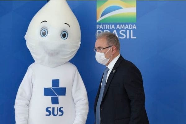 Queiroga diz que meta do governo é vacinar 1 milhão por dia