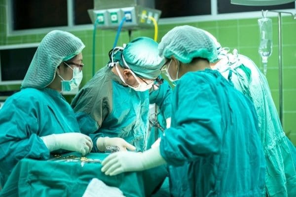 Hospitais João XXIII e Alberto Cavalcanti têm vagas para temporários
