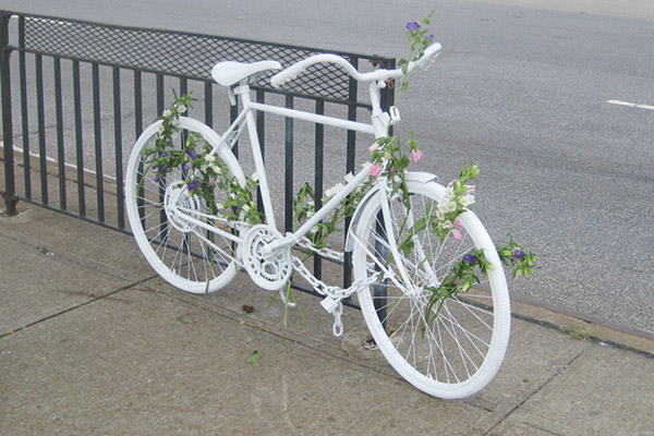 Pedalada homenageia ciclista morto na Pampulha