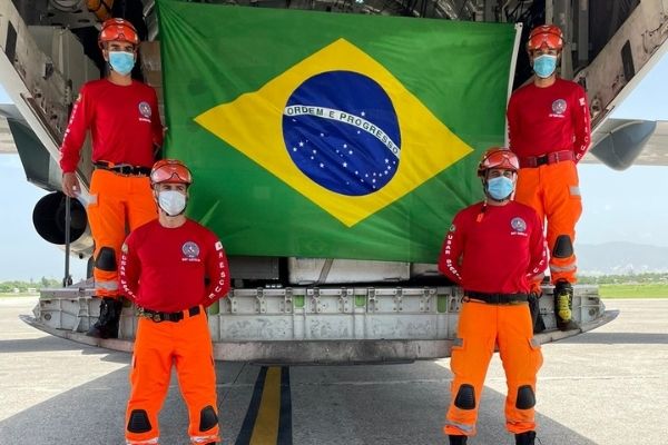 Bombeiros mineiros prestam ajuda humanitária no Haiti