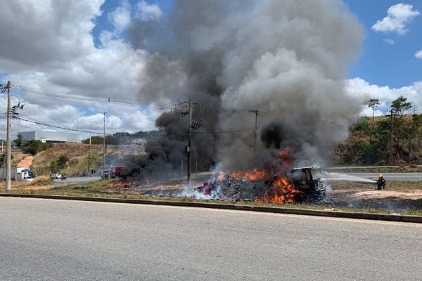 Caminhão pega fogo às margens da BR-040