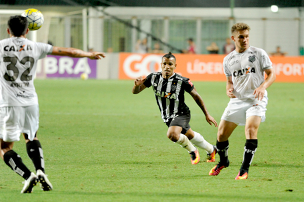 Atlético-MG vence Figueirense e se mantém no G3 do Brasileirão