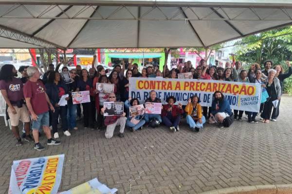 Servidores da Educação de Contagem protestam contra portaria da Seduc