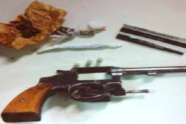Militares apreendem drogas e arma na Vila Barraginha