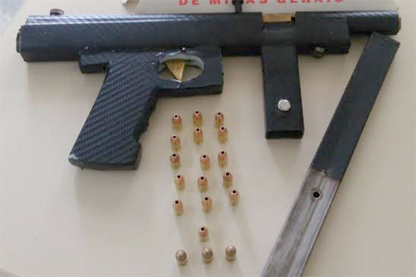 Após denúncias, PM localiza armas e munições em Contagem