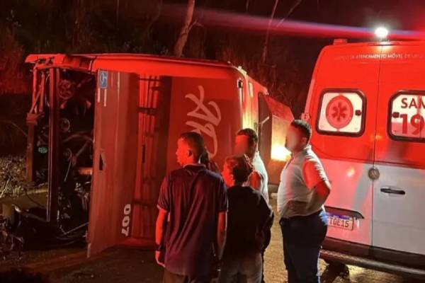 Ônibus de turismo de Contagem tomba no Espírito Santo, deixa duas mulheres mortas