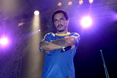 Marcelo D2 comemora em BH a vitória do Brasil sobre a Coréia