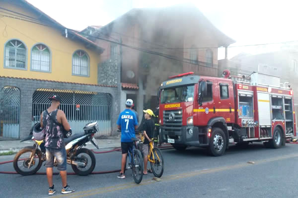 Incêndio destrói loja de assistência técnica