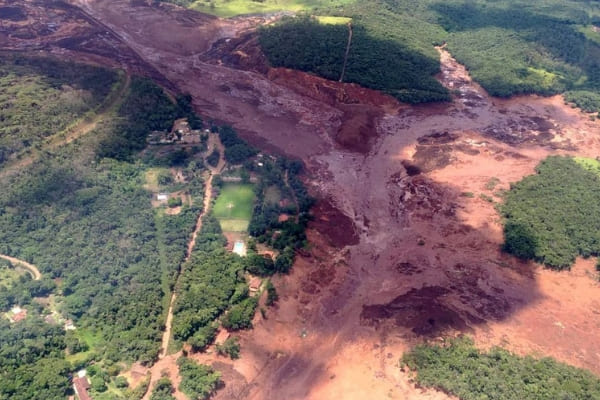 Mais de 100 pessoas são resgatadas com vida em Brumadinho
