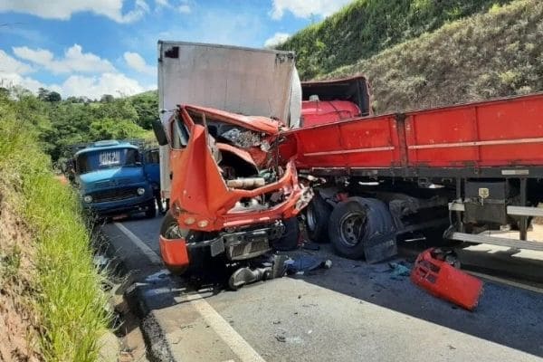 Motorista de carreta de Contagem se envolve em grave acidente