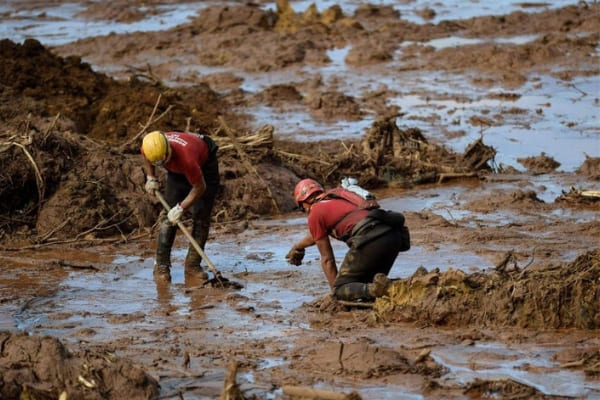 Atos lembram um mês do rompimento da barragem em Brumadinho