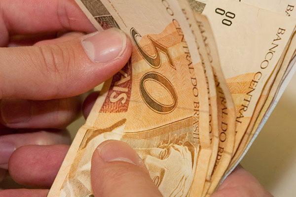 MP estende política de valorização do salário mínimo até 2019